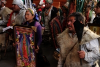 Sábado 9 de diciembre del 2017. Tuxtla Gutiérrez. Indí­genas de San Juan Chamula regresan después de visitar la Virgen de Juquila y agradecen en la iglesia de Guadalupe antes de continuar hacia las comunidades de Los Altos de Chiapas.