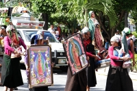 Sábado 9 de diciembre del 2017. Tuxtla Gutiérrez. Indí­genas de San Juan Chamula regresan después de visitar la Virgen de Juquila y agradecen en la iglesia de Guadalupe antes de continuar hacia las comunidades de Los Altos de Chiapas.