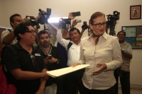 Martes 3 de marzo del 2015. Tuxtla Gutiérrez. Dos jóvenes mujeres solicitan el contrato civil en el registro de la capital del estado de Chiapas después de que organizaciones sociales interpusieran un amparo indirecto para el acceso al matrimonio igualita Martes 3 de marzo del 2015. Tuxtla Gutiérrez. Dos jóvenes mujeres solicitan el contrato civil en el registro de la capital del estado de Chiapas después de que organizaciones sociales interpusieran un amparo indirecto para el acceso al matrimonio igualita