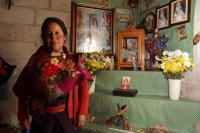 Domingo 7 de febrero del 2016. San Lorenzo Zinacantan. Una familia de artesanos espera poder entregar un presente SS Francisco