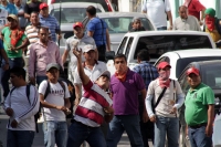 Miércoles 9 de diciembre del 2015. Tuxtla Gutiérrez. Un Policía Federal y dos elementos de la corporación estatal fueron retenidos por los sindicalistas de la Coordinadora Nacional de Trabajadores de la Educación después del enfrentamiento ocurrido entre 