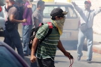 Miércoles 9 de diciembre del 2015. Tuxtla Gutiérrez. Un Policía Federal y dos elementos de la corporación estatal fueron retenidos por los sindicalistas de la Coordinadora Nacional de Trabajadores de la Educación después del enfrentamiento ocurrido entre 