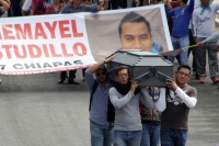Miércoles 9 de diciembre del 2015. Tuxtla Gutiérrez. Un Policía Federal y dos elementos de la corporación estatal fueron retenidos por los sindicalistas de la Coordinadora Nacional de Trabajadores de la Educación después del enfrentamiento ocurrido entre 