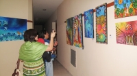 Lunes 18 de abril. La exposición Los Colores de la Conciencia en el auditorio del Teatro Hermanos Zebadua de la ciudad de San Cristóbal de las Casas donde se exhiben obras plásticas de destacados autores chiapanecos y de Chile e Italia. Estas obras estará