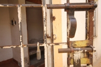 Lunes 25 de julio. Marcas en las paredes y la vieja estructura inmobiliaria de un antiguo balneario y centro de espectáculos para adultos se mantienen en la Finca Pitiquito que hasta hace algunos días fuera la principal Casa de Arraigo en el estado de Chi
