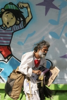 El Pituka continua recorriendo las calles arrastrando sus sentimientos y su botella de cerveza, es uno de los personajes típicos de nuestra ciudad.