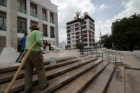 Miércoles 19 de junio del 2018. Tuxtla Gutiérrez. La plancha de la Plaza Central recibe mantenimiento y limpieza después de que los maestros levantaran esta mañana el plantón que mantení­an durante el movimiento magisterial en este estado del sureste