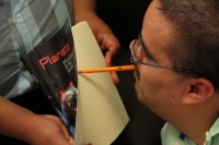 Lunes 31 de agosto del 2015. Tuxtla Gutiérrez. Rodrigo Ramos quien padece artrogriposis múltiple, presentará el próximo 3 de septiembre su novela Planeta Escoria donde plantea la esperanza y la ruptura de las barreras sociales a través de la sinergia mund
