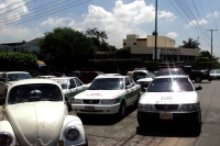 Miércoles 1 de agosto del 2012. Tuxtla Gutiérrez, Chiapas. Prestadores de servicio del autotransporte de la región de La Angostura y del Ingenio Pujiltic se manifiestan esta mañana cerrando algunas avenidas de esta ciudad.