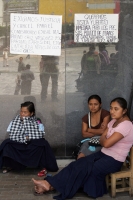 Militantes de organizaciones de Playa de Catazaja se plantan en las entradas del edificio del gobierno Chiapaneco para exigir la libertad de los presos de conciencia detenidos en el operativo de Agua azul de las semana pasada.