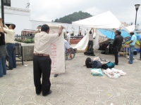 Miembros del Frente Nacional de Lucha por el Socialismo (FNLS) levantaron el plantón que por 9 días matuvieron en la plaza catedral de San Cristóbal de Las Casas en demanda de soliciones a diversos problemas agrarios y sociales.
