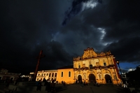 Viernes primero de noviembre del 2013. San Cristóbal de las Casas. Aspectos de la Plaza de la Paz