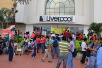 Viernes 18 de octubre del 2013. Tuxtla Gutiérrez. Esta mañana fueron tomadas varias plazas comerciales por el movimiento magisterial en la capital de Chiapas.