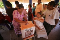 Los pobladores de la ciudad de Ocosocuautla de Espinoza participan esta mañana en el plebiscito que lleva a cabo para conocer la opinión de las personas sobre la propuesta de cambiarle el nombre de esta ciudad a Coita, nombre que deriva su toponimia y uso