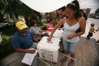 Los pobladores de la ciudad de Ocosocuautla de Espinoza participan esta mañana en el plebiscito que lleva a cabo para conocer la opinión de las personas sobre la propuesta de cambiarle el nombre de esta ciudad a Coita, nombre que deriva su toponimia y uso