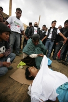 Una persona muerta, un numero indeterminado de golpeados, cuatro vehículos destrozados y daños materiales es el saldo después del enfrentamiento sostenido entre militantes priistas en la comunidad de Oxchuc, donde este medio día se llevo a cabo el plebisc