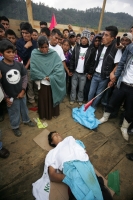 Una persona muerta, un numero indeterminado de golpeados, cuatro vehículos destrozados y daños materiales es el saldo después del enfrentamiento sostenido entre militantes priistas en la comunidad de Oxchuc, donde este medio día se llevo a cabo el plebisc