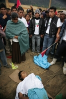 Una persona muerta, un numero indeterminado de golpeados, cuatro vehículos destrozados y daños materiales es el saldo después del enfrentamiento sostenido entre militantes priistas en la comunidad de Oxchuc, donde este medio día se llevo a cabo el plebisc
