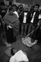 Una persona muerta, un numero indeterminado de golpeados, cuatro vehículos destrozados y daños materiales es el saldo después del enfrentamiento sostenido entre militantes priistas en la comunidad de Oxchuc, donde este medio día se llevo a cabo el plebisc