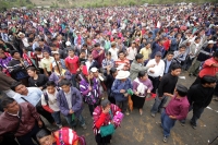 Una persona muerta, un numero indeterminado de golpeados, cuatro vehículos destrozados y daños materiales es el saldo después del enfrentamiento sostenido entre militantes priistas en la comunidad de Oxchuc, donde este medio día se llevo a cabo el plebisc