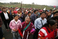 Una persona muerta, un numero indeterminado de golpeados, cuatro vehículos destrozados y daños materiales es el saldo después del enfrentamiento sostenido entre militantes priistas en la comunidad de Oxchuc, donde este medio día se llevo a cabo el plebisc