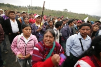 Una persona muerta, un numero indeterminado de golpeados, cuatro vehículos destrozados y daños materiales es el saldo después del enfrentamiento sostenido entre militantes priistas en la comunidad de Oxchuc, donde este medio día se llevo a cabo el plebisc