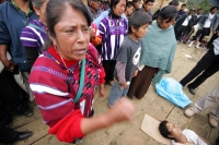 Una persona muerta, un numero indeterminado de golpeados, cuatro vehículos destrozados y daños materiales es el saldo después del enfrentamiento sostenido entre militantes priistas en la comunidad de Oxchuc, donde este medio día se llevo a cabo el plebisc