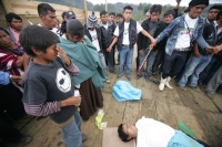 Una persona muerta, un numero indeterminado de golpeados, cuatro vehículos destrozados y daños materiales es el saldo después del enfrentamiento sostenido entre militantes priistas en la comunidad de Oxchuc, donde este medio día se llevo a cabo el plebisc