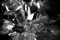 Una persona muerta, un numero indeterminado de golpeados, cuatro vehículos destrozados y daños materiales es el saldo después del enfrentamiento sostenido entre militantes priistas en la comunidad de Oxchuc, donde este medio día se llevo a cabo el plebisc