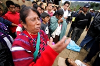 Una persona muerta, un numero indeterminado de golpeados, cuatro vehículos destrozados y daños materiales es el saldo después del enfrentamiento sostenido entre militantes priistas en la comunidad de Oxchuc, donde este medio día se llevo a cabo el plebisc