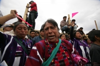 Una persona muerta, un numero indeterminado de golpeados, cuatro vehículos destrozados y daños materiales es el saldo después del enfrentamiento sostenido entre militantes priistas en la comunidad de Oxchuc, donde este medio día se llevo a cabo el plebisc