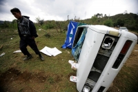 Una persona muerta, un numero indeterminado de golpeados, cuatro vehículos destrozados y daños materiales es el saldo después del enfrentamiento sostenido entre militantes priistas en la comunidad de Oxchuc, donde este medio día se llevo a cabo el plebisc