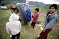 Una persona muerta, un numero indeterminado de golpeados, cuatro vehículos destrozados y daños materiales es el saldo después del enfrentamiento sostenido entre militantes priistas en la comunidad de Oxchuc, donde este medio día se llevo a cabo el plebisc