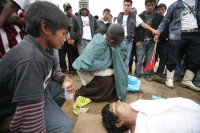 Una persona muerta, un numero indeterminado de golpeados, cuatro vehículos destrozados y daños materiales es el saldo después del enfrentamiento sostenido entre militantes priistas en la comunidad de Oxchuc, donde este medio día se llevo a cabo el plebisc