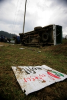 Especial / 30 fotos /Una persona muerta, un numero indeterminado de golpeados, cuatro vehículos destrozados y daños materiales es el saldo después del enfrentamiento sostenido entre militantes priistas en la comunidad de Oxchuc, donde este medio día se ll