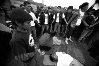 Una persona muerta, un numero indeterminado de golpeados, cuatro vehículos destrozados y daños materiales es el saldo después del enfrentamiento sostenido entre militantes priistas en la comunidad de Oxchuc, donde este medio día se llevo a cabo el plebisc