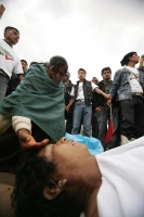 Una persona muerta, un numero indeterminado de golpeados, cuatro vehículos destrozados y daños materiales es el saldo después del enfrentamiento sostenido entre militantes priistas en la comunidad de Oxchuc, donde este medio día se llevo a cabo el plebisc