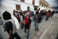 Lunes 23 de agosto. Indígenas de San Cristóbal de las Casas, marchan y se manifiestan en las instalaciones del PNUD de la ONU para exigir la libertad de los presos de conciencia de las cárceles de Chiapas y por la detención la noche de ayer de uno de los 