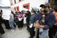 Lunes 23 de agosto. Indígenas de San Cristóbal de las Casas, marchan y se manifiestan en las instalaciones del PNUD de la ONU para exigir la libertad de los presos de conciencia de las cárceles de Chiapas y por la detención la noche de ayer de uno de los 