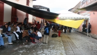 Maestros indígenas de la Zona Altos continua protestando en un plantón en la calle del centro de la ciudad de San Cristóbal de las Casas bloqueando las entradas de las oficinas del PNUD de la ONU.