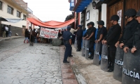 Maestros indígenas de la Zona Altos continua protestando en un plantón en la calle del centro de la ciudad de San Cristóbal de las Casas bloqueando las entradas de las oficinas del PNUD de la ONU.