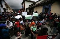 Lunes 23 de agosto. Indígenas de San Cristóbal de las Casas, marchan y se manifiestan en las instalaciones del PNUD de la ONU para exigir la libertad de los presos de conciencia de las cárceles de Chiapas y por la detención la noche de ayer de uno de los 