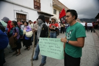 Lunes 23 de agosto. Indígenas de San Cristóbal de las Casas, marchan y se manifiestan en las instalaciones del PNUD de la ONU para exigir la libertad de los presos de conciencia de las cárceles de Chiapas y por la detención la noche de ayer de uno de los 