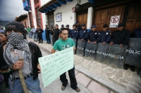 Lunes 23 de agosto. Indígenas de San Cristóbal de las Casas, marchan y se manifiestan en las instalaciones del PNUD de la ONU para exigir la libertad de los presos de conciencia de las cárceles de Chiapas y por la detención la noche de ayer de uno de los 