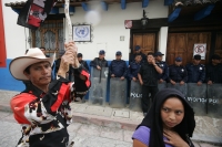 Lunes 23 de agosto. Indígenas de San Cristóbal de las Casas, marchan y se manifiestan en las instalaciones del PNUD de la ONU para exigir la libertad de los presos de conciencia de las cárceles de Chiapas y por la detención la noche de ayer de uno de los 