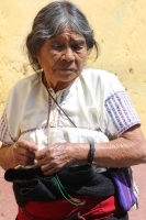 Miércoles 19 de agosto del 2015. San Cristóbal de las Casas. La extrema pobreza de los municipios de los Altos de Chiapas se ve reflejada en las calles de la ciudad del Valle de Jovel donde los mendigos intentan comerciar las bondades del turista.