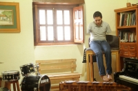 Jueves 4 de agosto del 2016. San Cristóbal de las Casas. El joven Cesar Artemio del Valle interpreta bellas composiciones musicales a pesar de que hace 12 años perdiera los brazos en un accidente donde resultar electrocutado. Su formación musical es graci