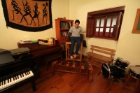 Jueves 4 de agosto del 2016. San Cristóbal de las Casas. El joven Cesar Artemio del Valle interpreta bellas composiciones musicales a pesar de que hace 12 años perdiera los brazos en un accidente donde resultar electrocutado. Su formación musical es graci
