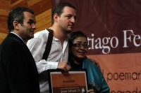 Martes 6 de diciembre del 2016. Tuxtla Gutiérrez. Federico Espinosa, poeta colombiano recibe el premio internacional de poesía Jaime Sabines 2016 con el poemario El Movimiento de la Tierra el cual es estregado esta noche en la capital del estado de Chiapa