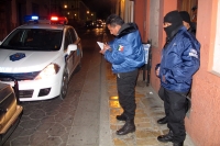 Elementos de la policía municipal de la ciudad de San Cristóbal de las Casas, interceptan un vehículo  que circulaba por la avenida Guadalupe Victoria en pleno centro histórico para exigir dinero intentando extorsionar a los pasajeros durante la noche de 